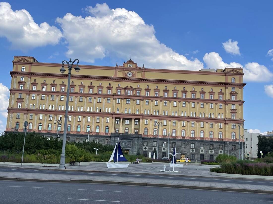 Кольцо центральных площадей: власть искусства и искусство власти