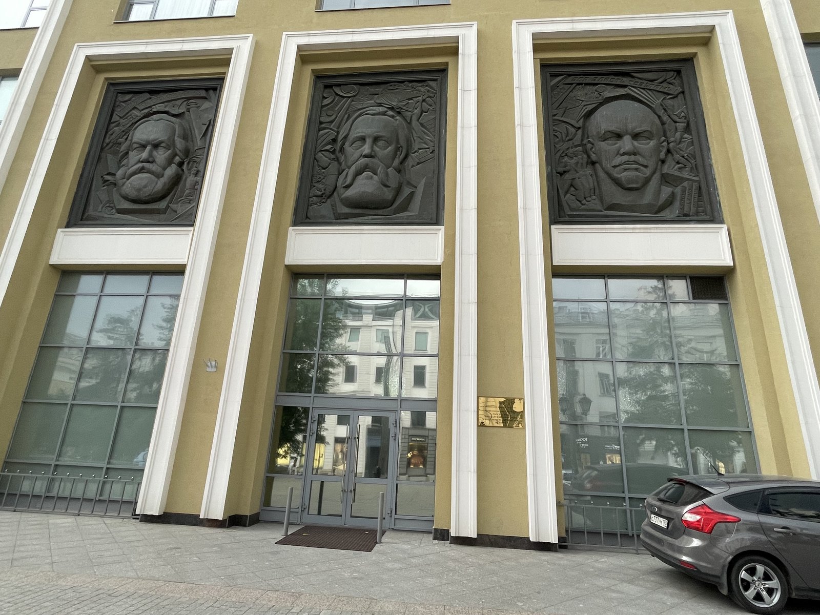 Ленин всегда живой: от Манежной до Театральной площади