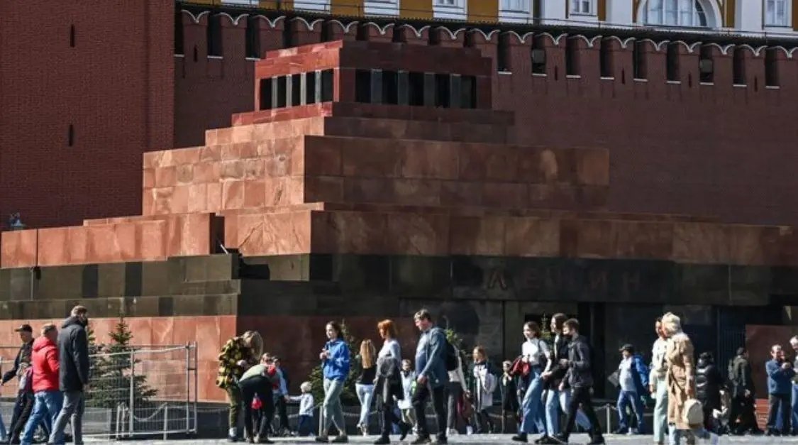Ленин всегда живой: от Манежной до Театральной площади