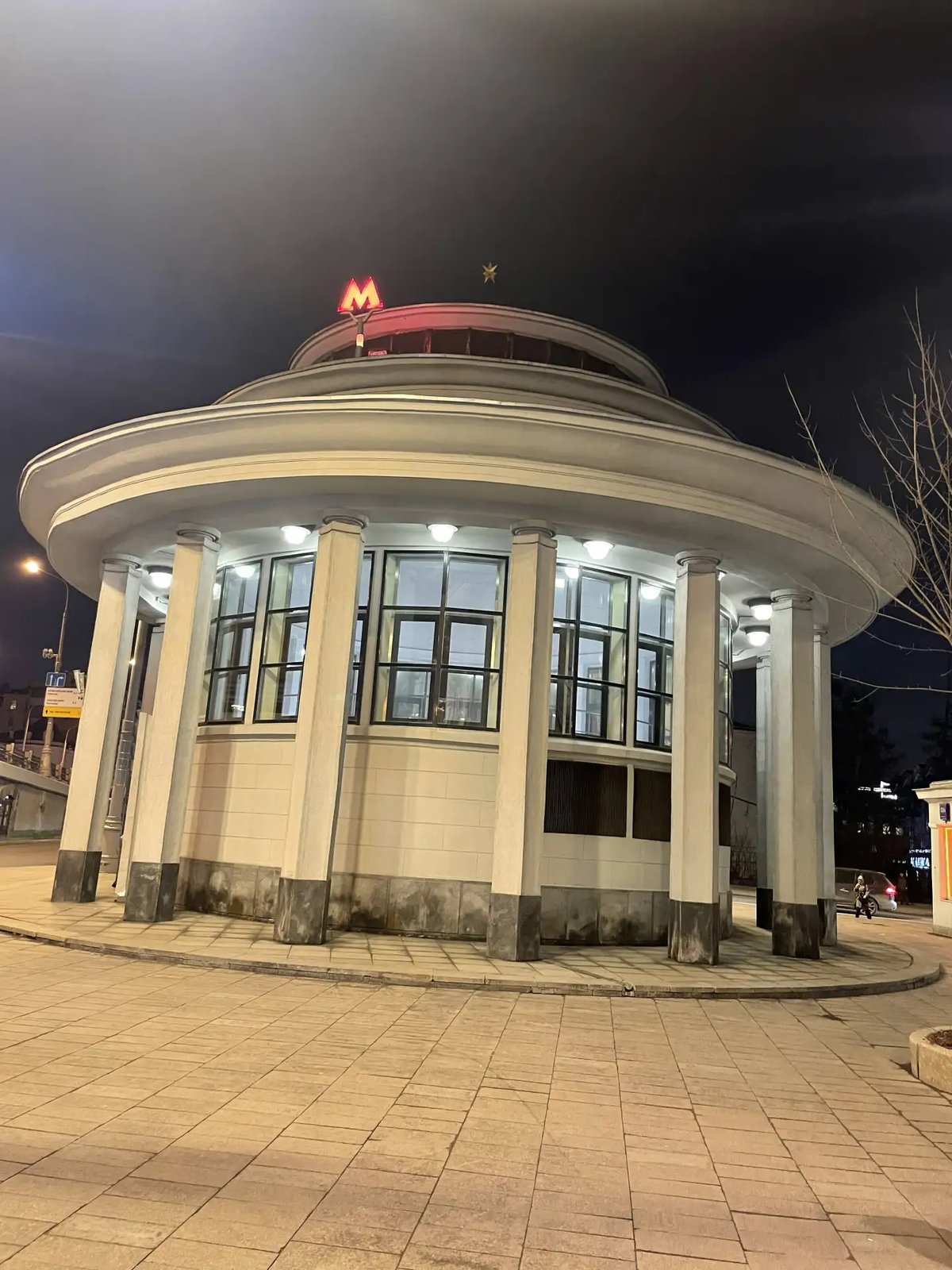 Вход на станцию метро «Парк культуры»